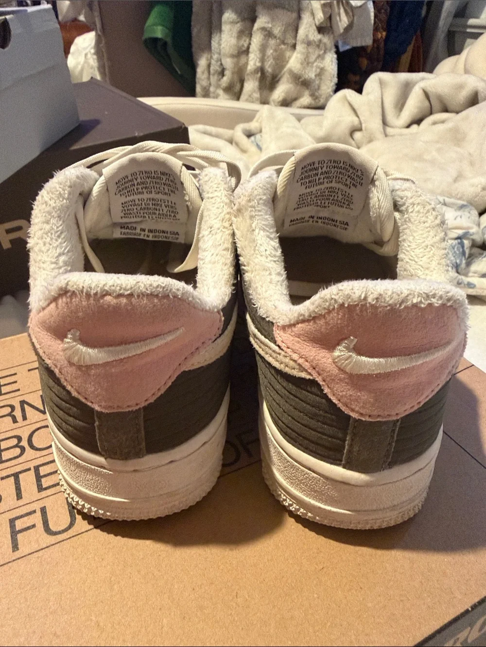 Nike Kids Low-Top Sneakers in Olive Green, Dark Green & Pink